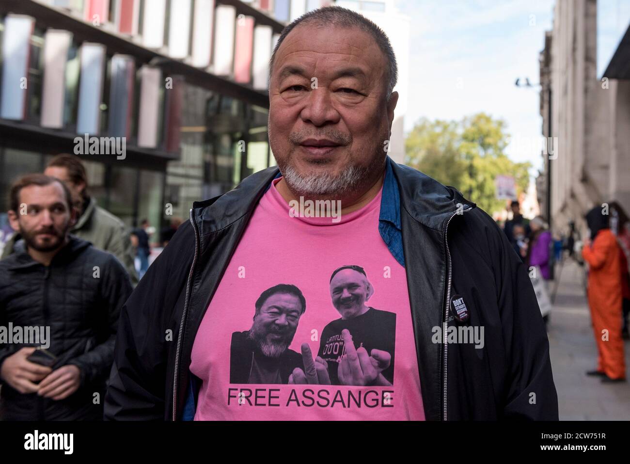 Londres, Royaume-Uni. 28 septembre 2020. Ai Weiwei, artiste et activiste, est vu en dehors de la cour pénale centrale d'Old Bailey en solidarité avec Julian Assange, fondateur de Wikileaks. Le procès d’extradition de M. Assange est actuellement entendu à l’intérieur. Credit: Stephen Chung / Alamy Live News Banque D'Images
