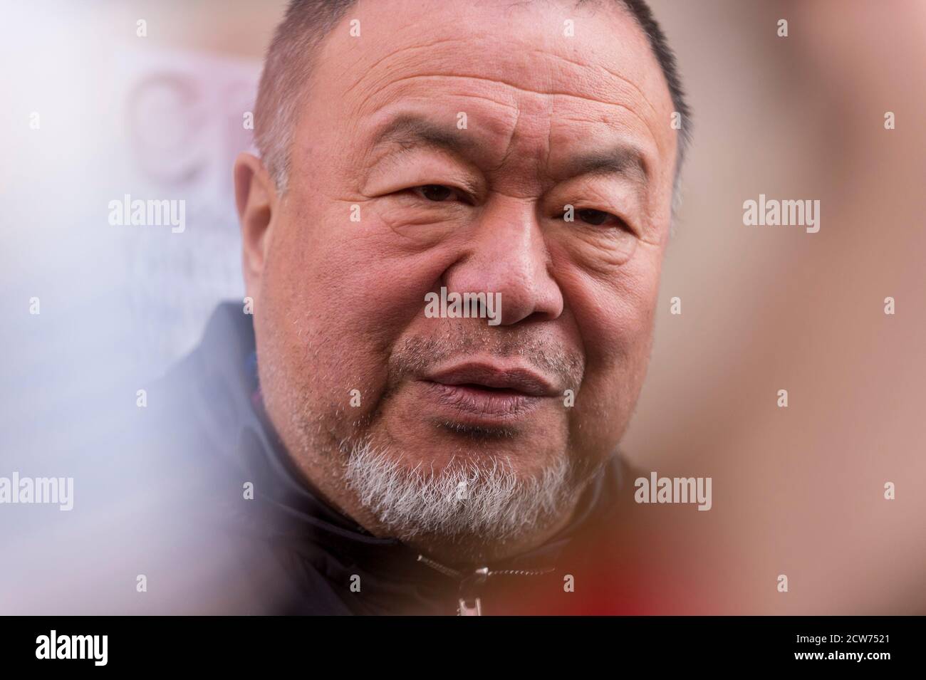 Londres, Royaume-Uni. 28 septembre 2020. Ai Weiwei, artiste et activiste, parle aux médias en dehors de la cour criminelle centrale d'Old Bailey en solidarité avec Julian Assange, fondateur de Wikileaks. Le procès d’extradition de M. Assange est actuellement entendu à l’intérieur. Credit: Stephen Chung / Alamy Live News Banque D'Images