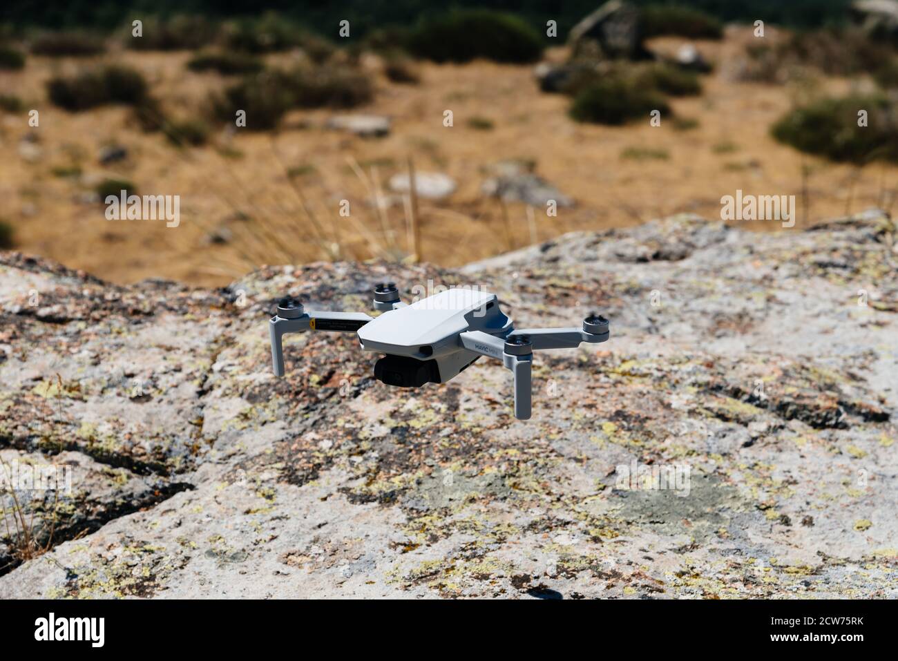 Avila, Espagne - 28.06.2020 - gros plan d'un DJI Quadcopter Drone Mavic Mini. Un drone survolant des rochers. Le plus petit drone lancé par le DJI compa Banque D'Images