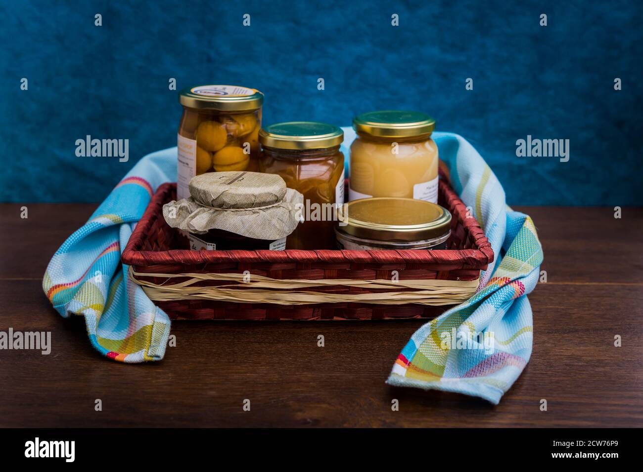 Panier cadeau avec produits gastronomiques, bocaux et conserves de produits locaux Banque D'Images