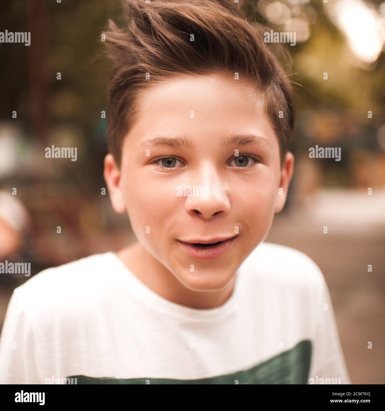 Beau visage de garçon de 16 ans Banque de photographies et d'images à haute  résolution - Alamy