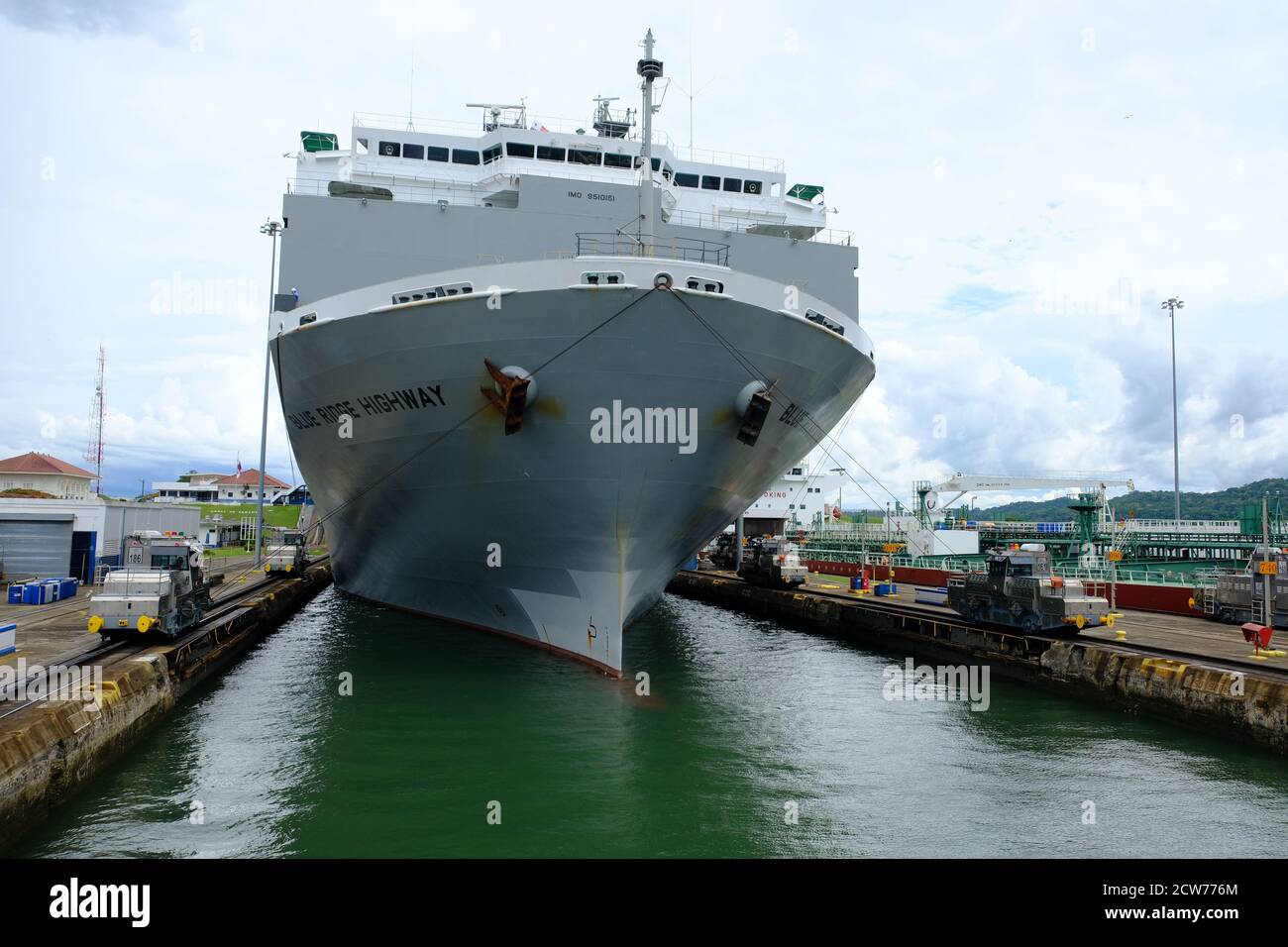 Canal de Panama - Canal de Panama - Freighter avec remorquage Locomotives dans les écluses de Gatun Banque D'Images