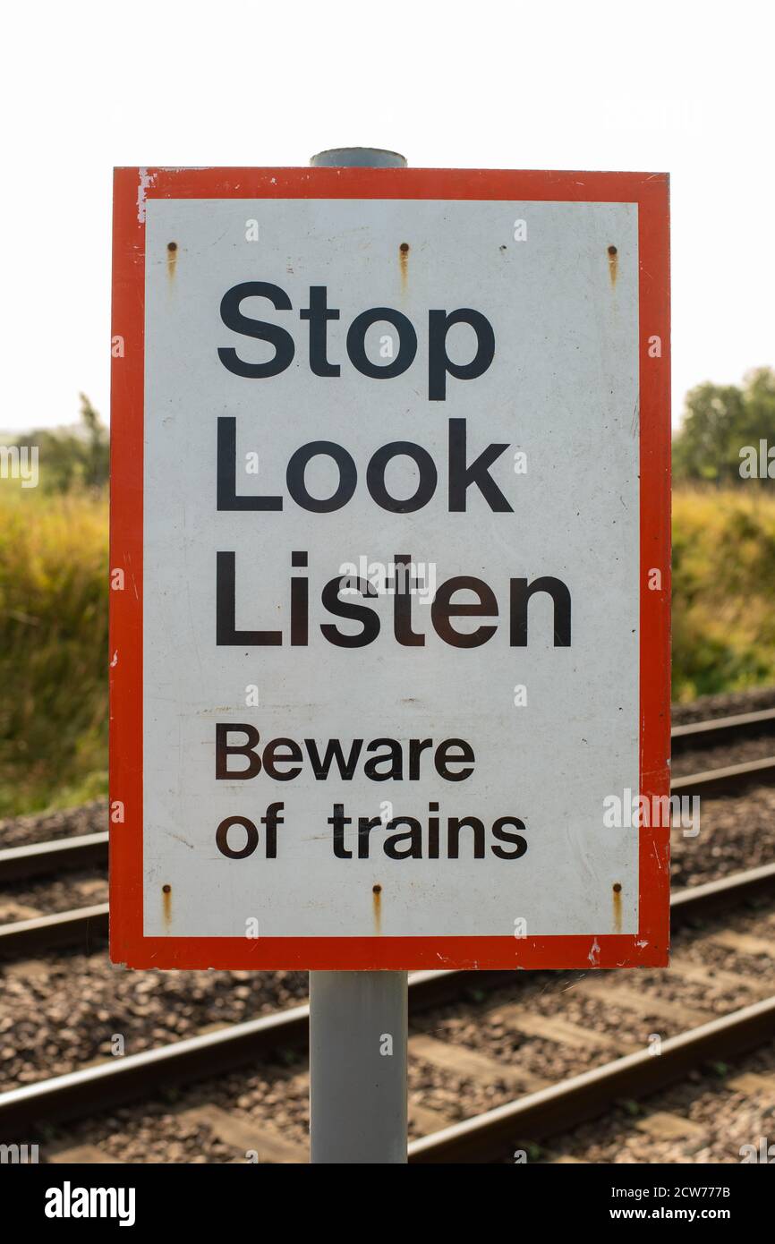 Stop look Listen Beware of trains Sign, Angleterre, Royaume-Uni Banque D'Images