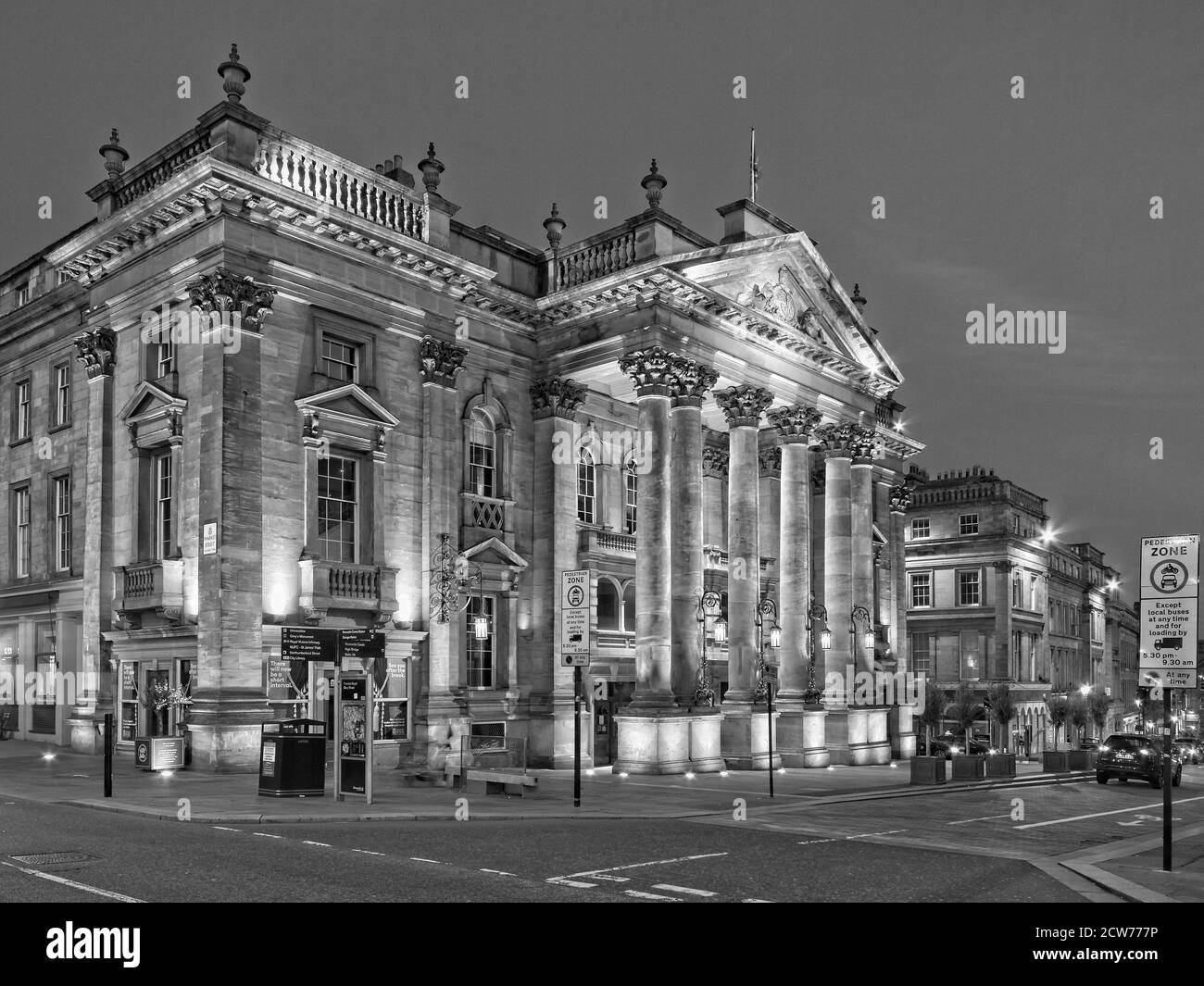 La belle façade romane du Théâtre Royal sur Gray Street à Newcastle, Tyne et Wear, Royaume-Uni. Banque D'Images