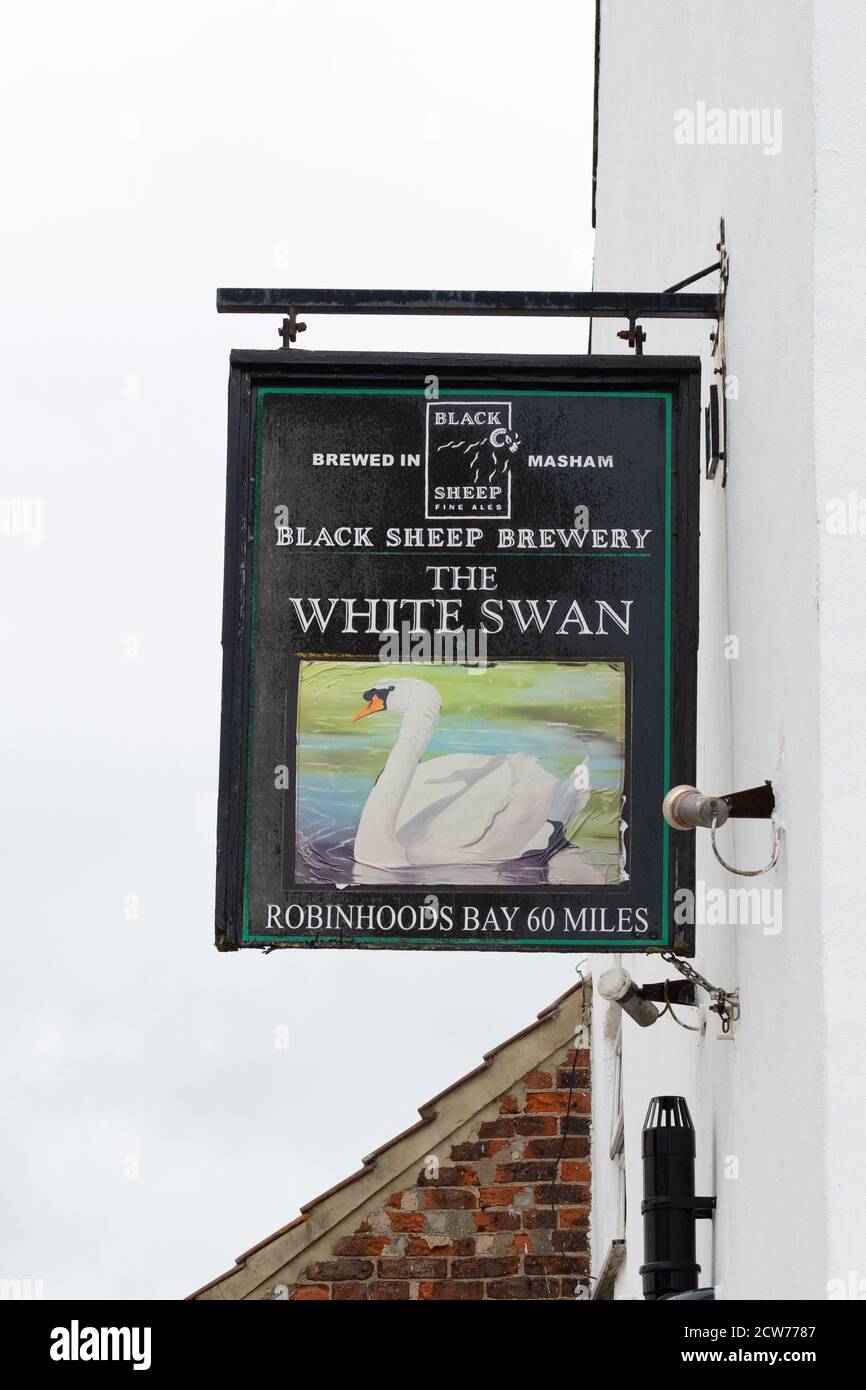 Le pub white Swan village inn, Danby Wiske, North Yorkshire, Angleterre, Royaume-Uni - se trouve directement sur la côte de Wainwright à Coast Walk Banque D'Images