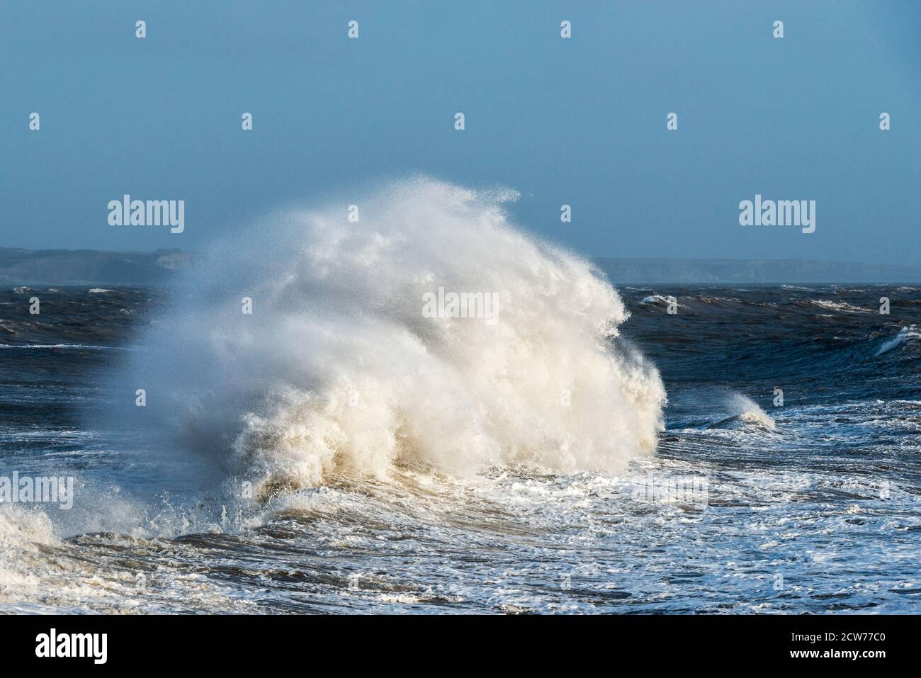 Une vague de rupture en un jour agitée et houleux, vue depuis le brise-lames de Porthcawl, au sud du pays de Galles, au Royaume-Uni Banque D'Images