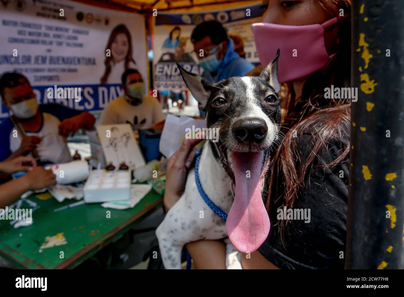 Manille. 28 septembre 2020. Une femme porte son chien en attendant un vaccin gratuit contre la rage à Manille, aux Philippines, le 28 septembre 2020. La Journée mondiale de la rage est célébrée le 28 septembre afin de sensibiliser les animaux de compagnie à la prévention de la rage. Crédit: Rouelle Umali/Xinhua/Alamy Live News Banque D'Images