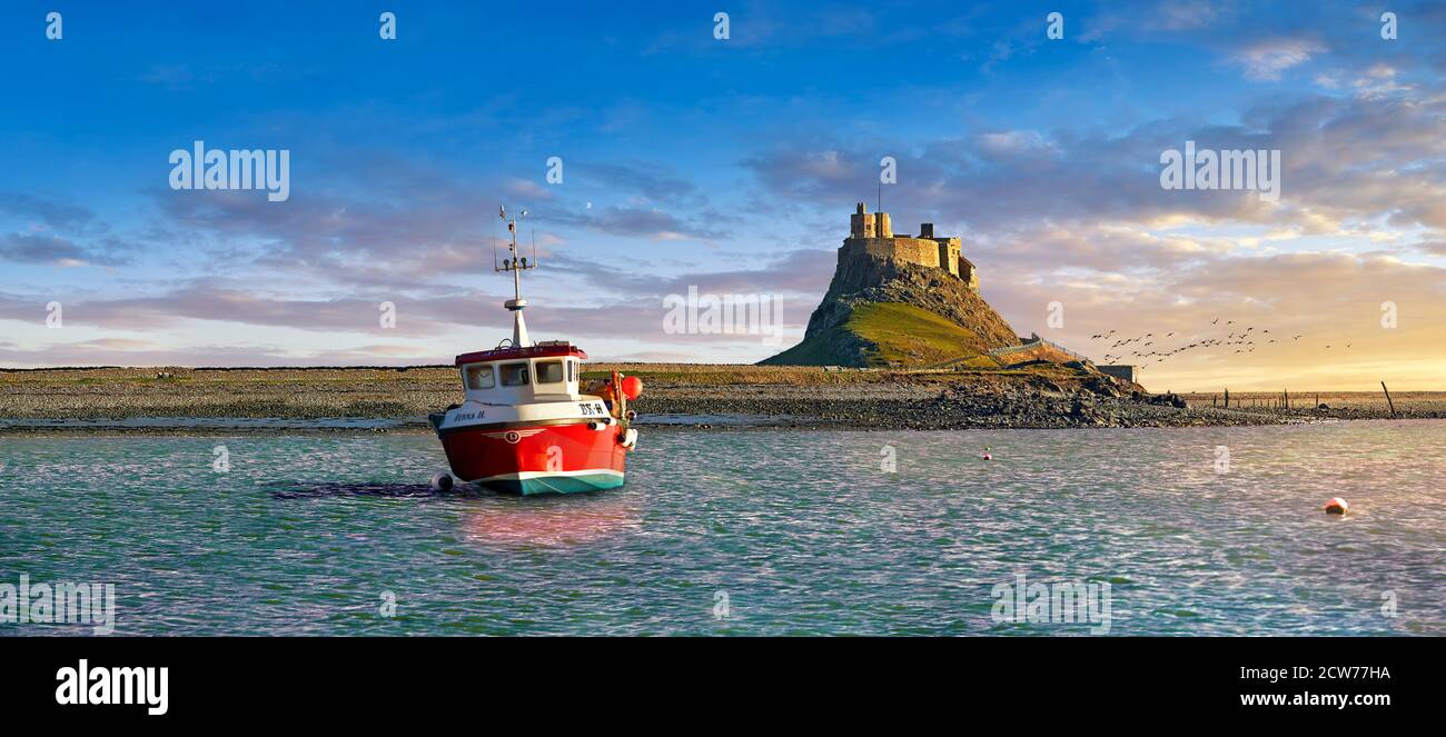 Château de Lindisfarne et bateau de pêche au coucher du soleil - Château du XVIe siècle, Île Sainte, Lindisfarne, Northumberland, Angleterre Banque D'Images