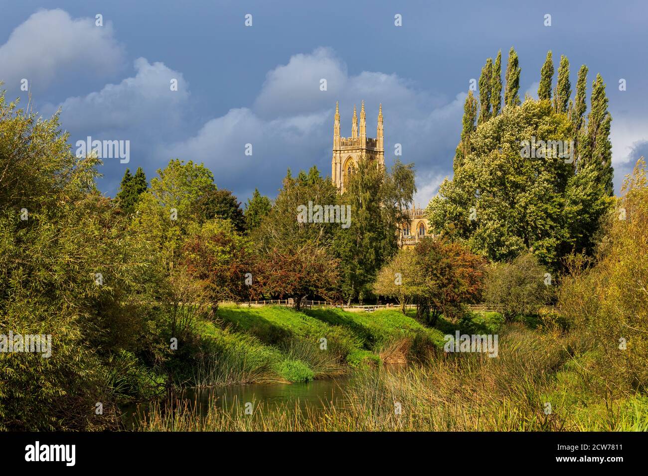 L'église Saint-Pierre à Hampton Lucy sur la rivière Avon avec un orage en arrière-plan, Warwickshire, Angleterre Banque D'Images