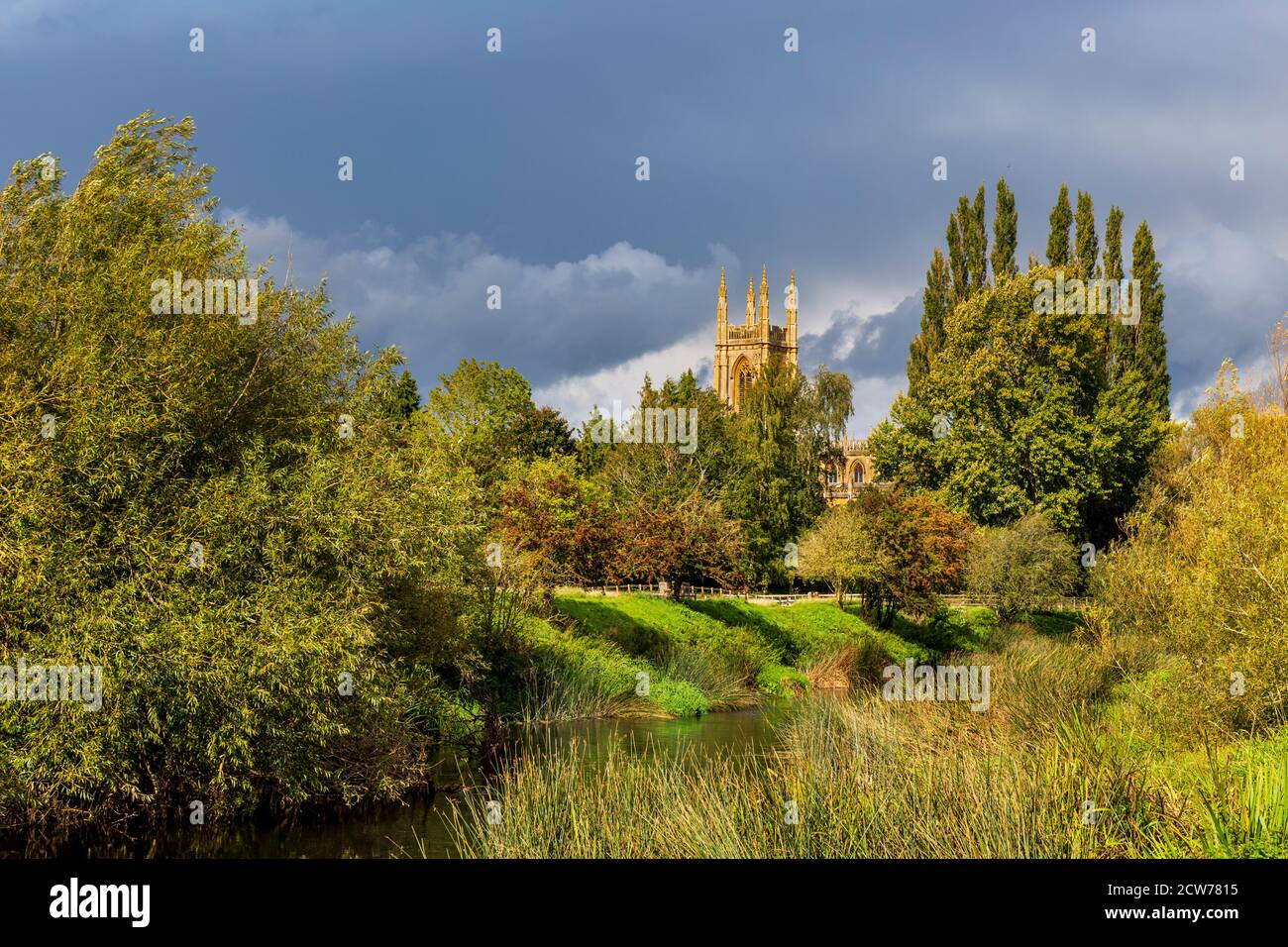 L'église Saint-Pierre à Hampton Lucy sur la rivière Avon avec un orage en arrière-plan, Warwickshire, Angleterre Banque D'Images