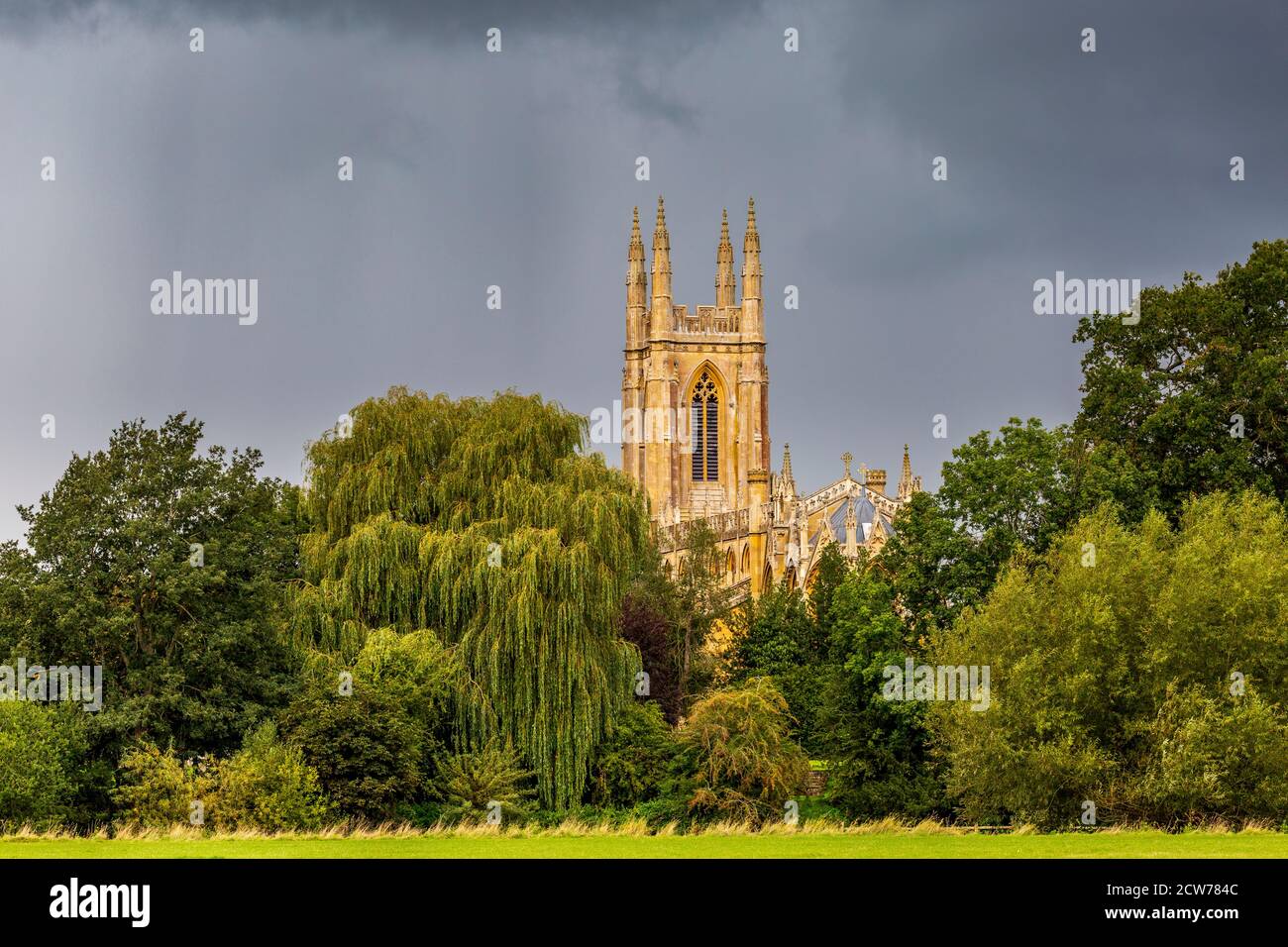 L'église Saint-Pierre à Hampton Lucy sur la rivière Avon avec un orage en arrière-plan, Warwickshire, Angleterre Banque D'Images