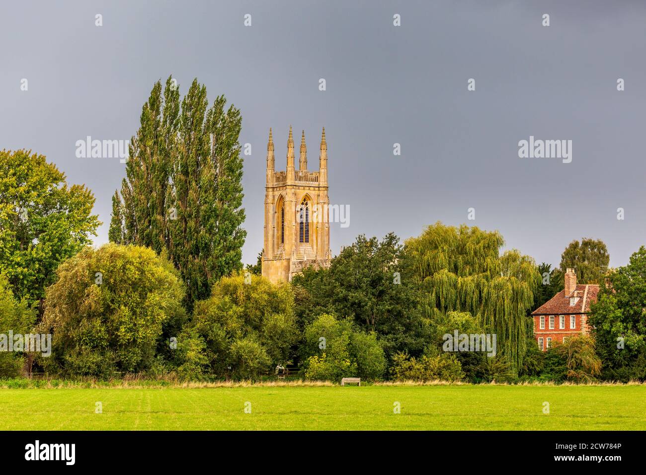 L'église Saint-Pierre à Hampton Lucy sur la rivière Avon avec un orage en arrière-plan, Warwickshire, Angleterre Banque D'Images