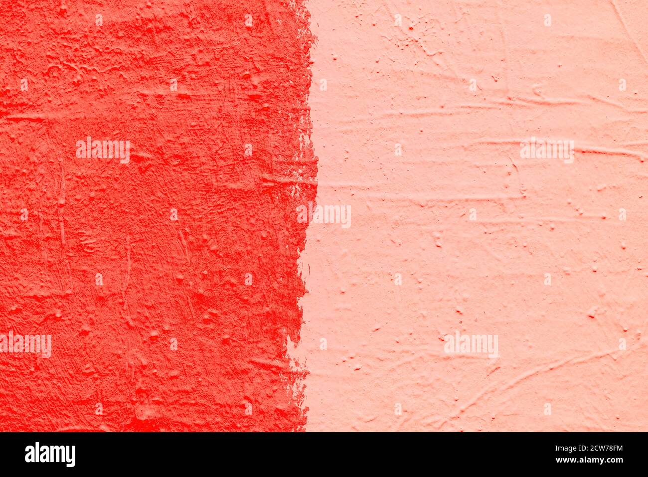 Texture de peinture rouge. Intérieur d'un loft moderne. Arrière-plan abstrait et lumineux. La façade d'une ancienne maison. Divisé en deux. Banque D'Images
