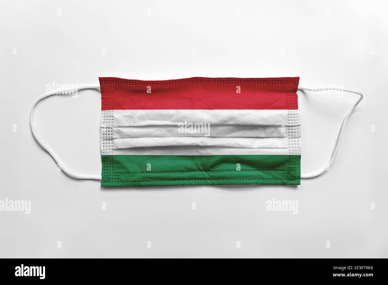 Masque avec drapeau de Hongrie imprimé, sur fond blanc, isolé. Banque D'Images