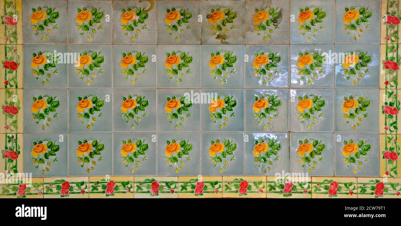 Mosaïque de carreaux bleus décorée de fleurs jaunes. Ces derniers sont typiques des carreaux que l'on trouve sur la façade des maisons traditionnelles chinoises Peranakan. Banque D'Images