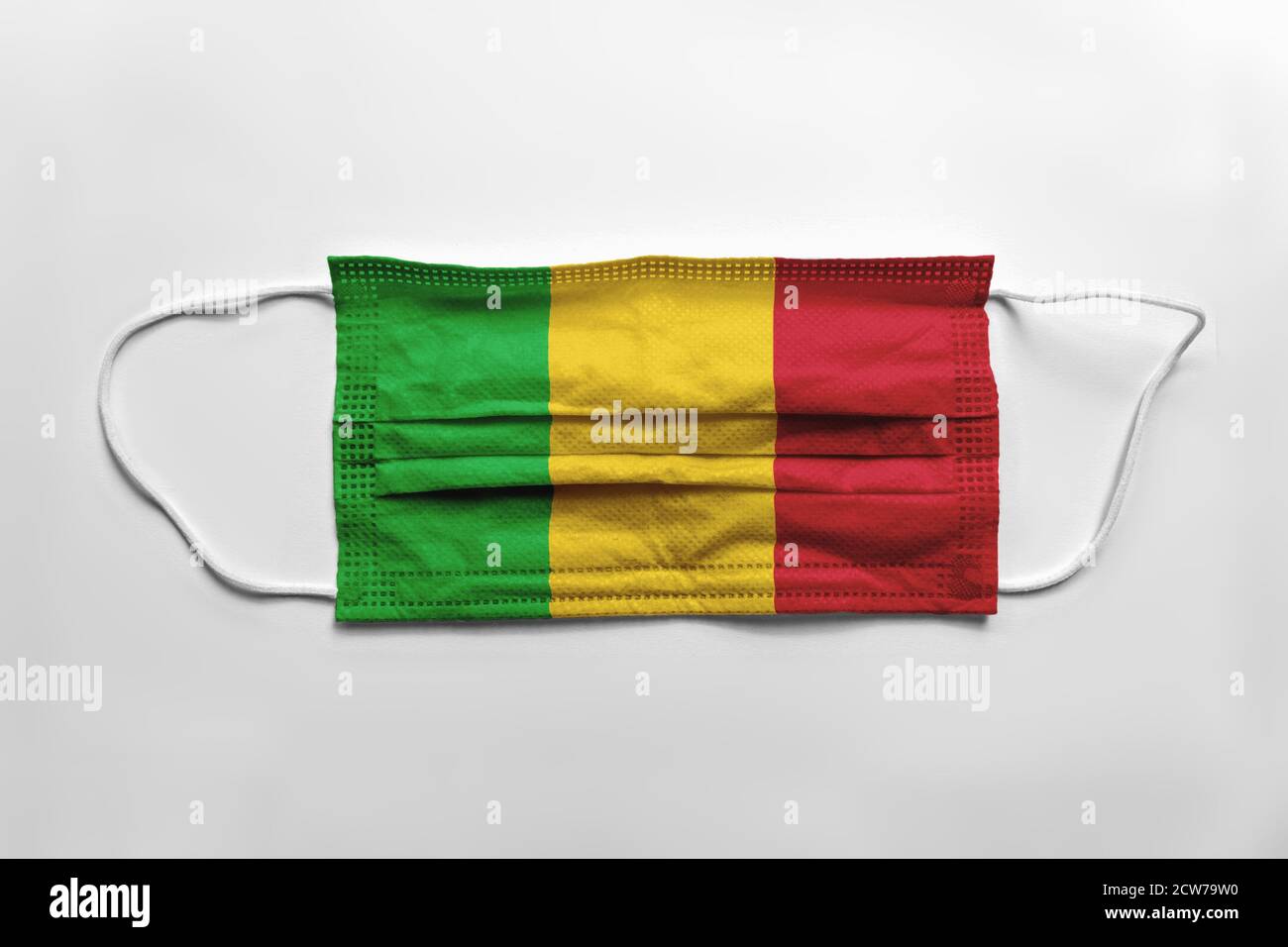 Masque avec drapeau Mali imprimé, sur fond blanc, isolé. Banque D'Images