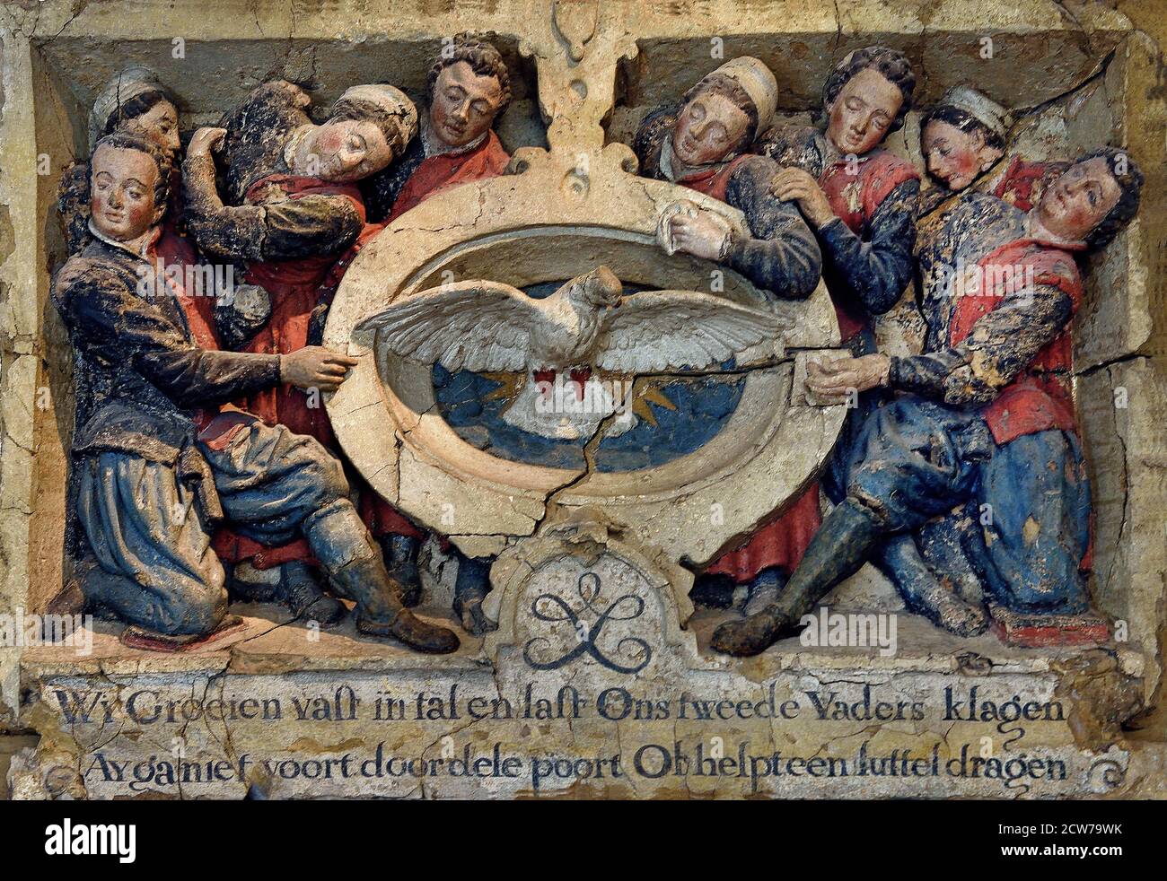 Le soulagement par Joost Jansz. Bilhamer au-dessus de la porte de l'orphelinat à Kalverstraat avec des orphelins regroupés autour de l'emblème de l'orphelinat civique une colombe blanche, symbole de l'Esprit Saint. Pays-Bas, néerlandais, Banque D'Images