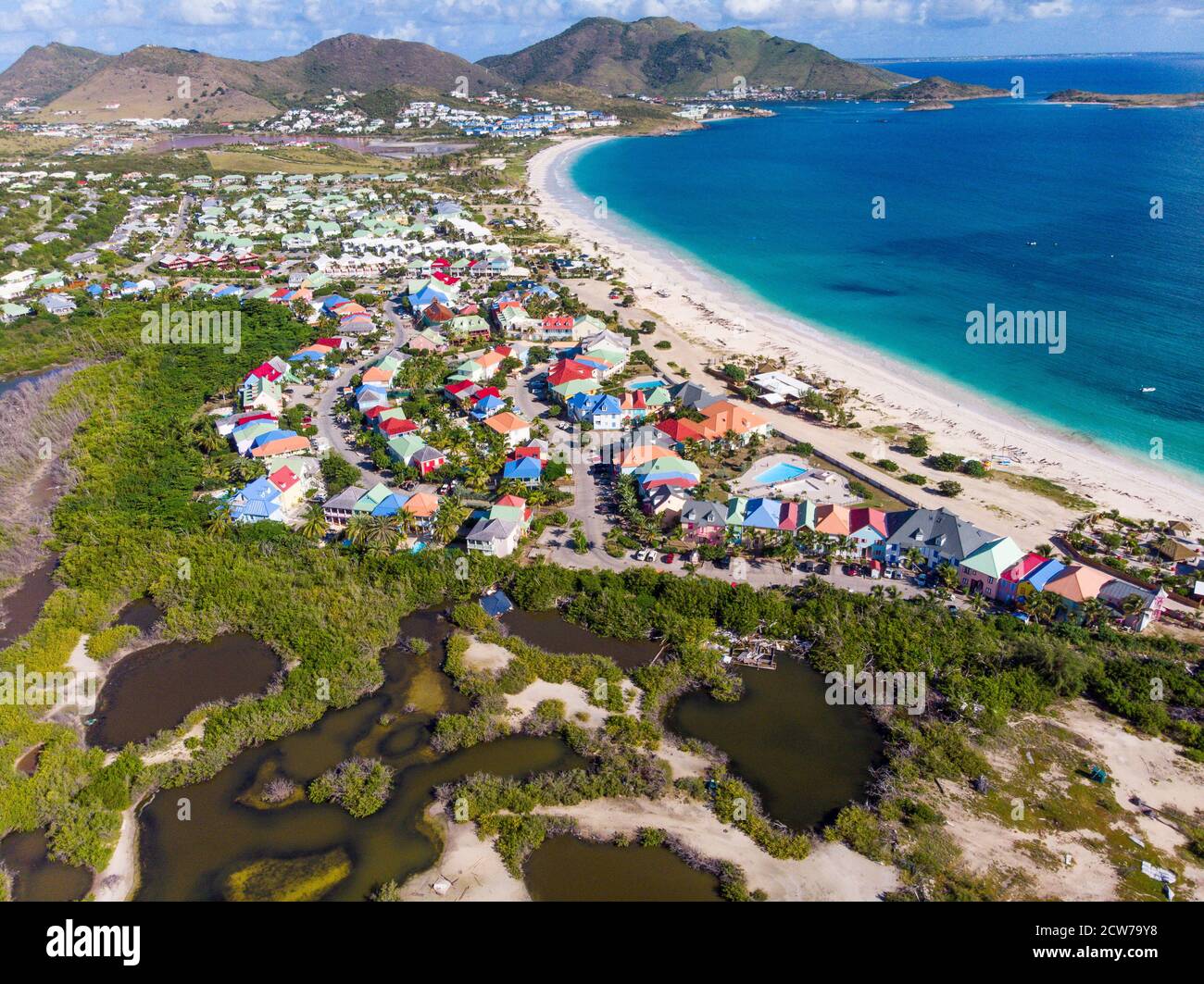 Grand angle, vue aérienne de drone de l'île des caraïbes de Saint Martin français Banque D'Images