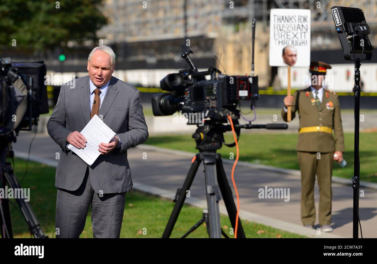 Adam Boulton: TV présentateur de Sky News ce soir; rédacteur, Sunday Times political chroniqueur, parlant à la caméra sur College Green, Westminster, comme... Banque D'Images