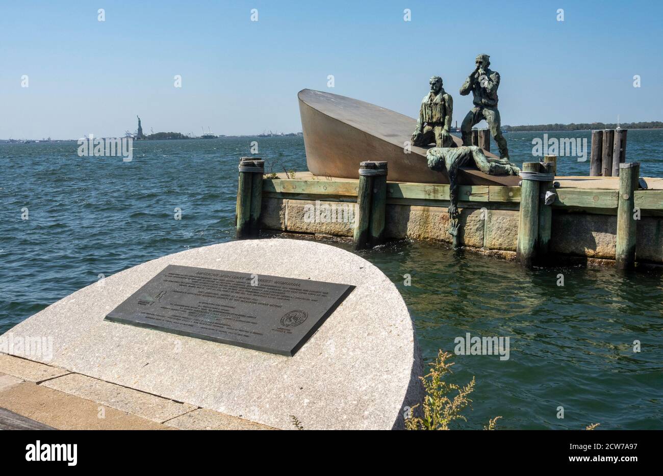 Les marins de la marine marchande américaine' Memorial avec une jetée de la ville en arrière-plan, NYC Banque D'Images