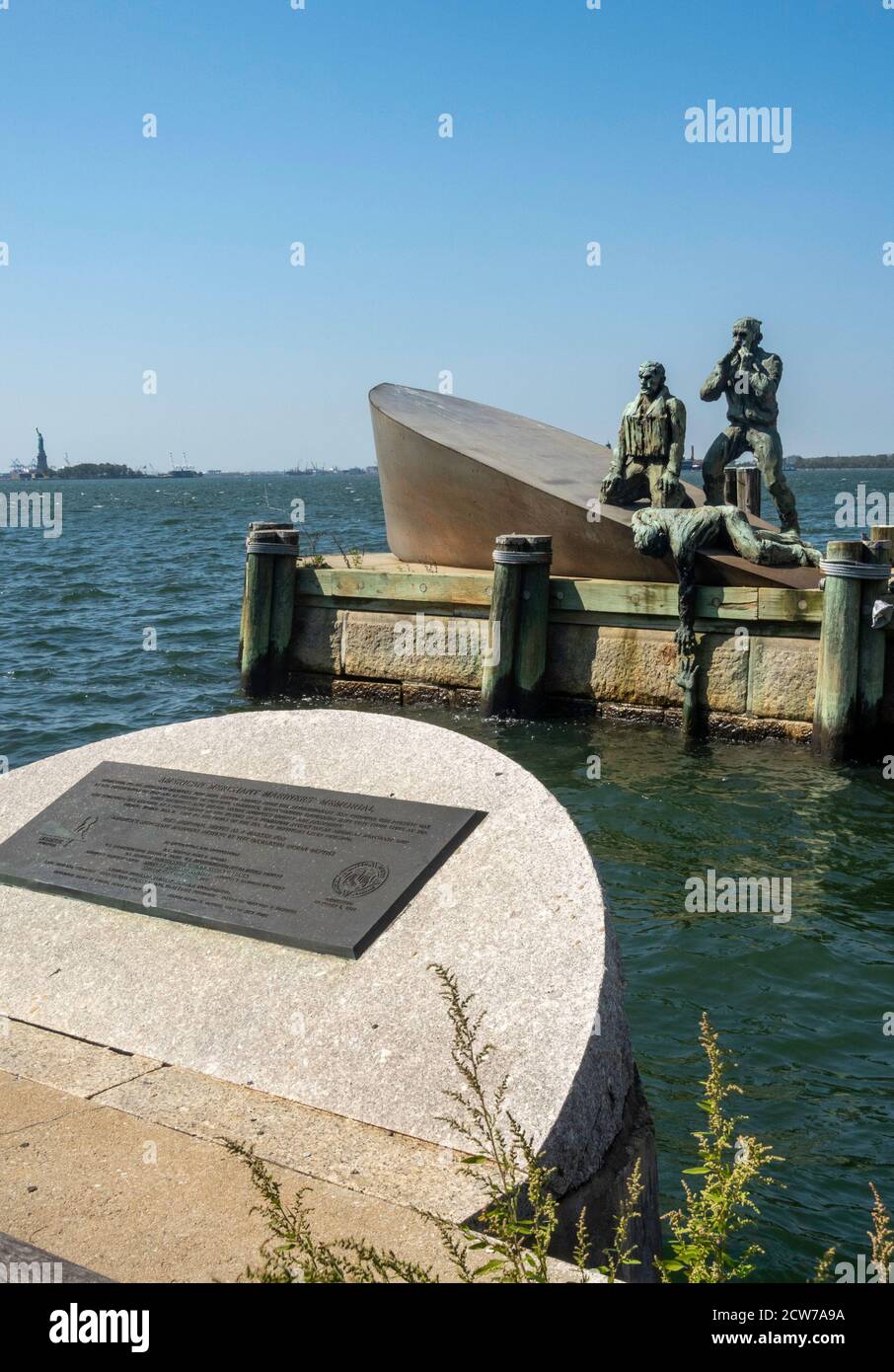 Les marins de la marine marchande américaine' Memorial avec une jetée de la ville en arrière-plan, NYC Banque D'Images