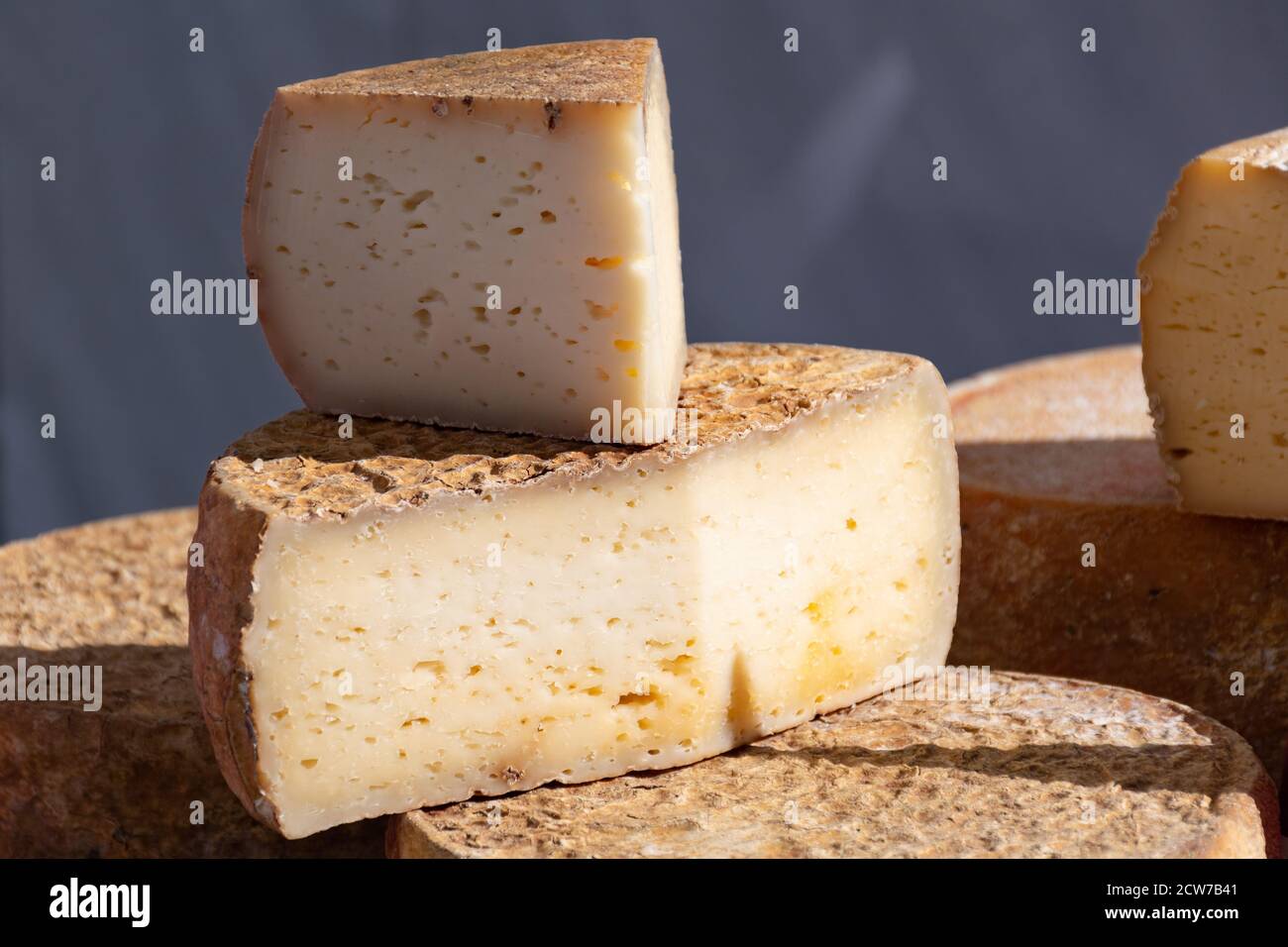 Variété de fromage naturel bio faits maison dans un marché de l'alimentation de rue Banque D'Images