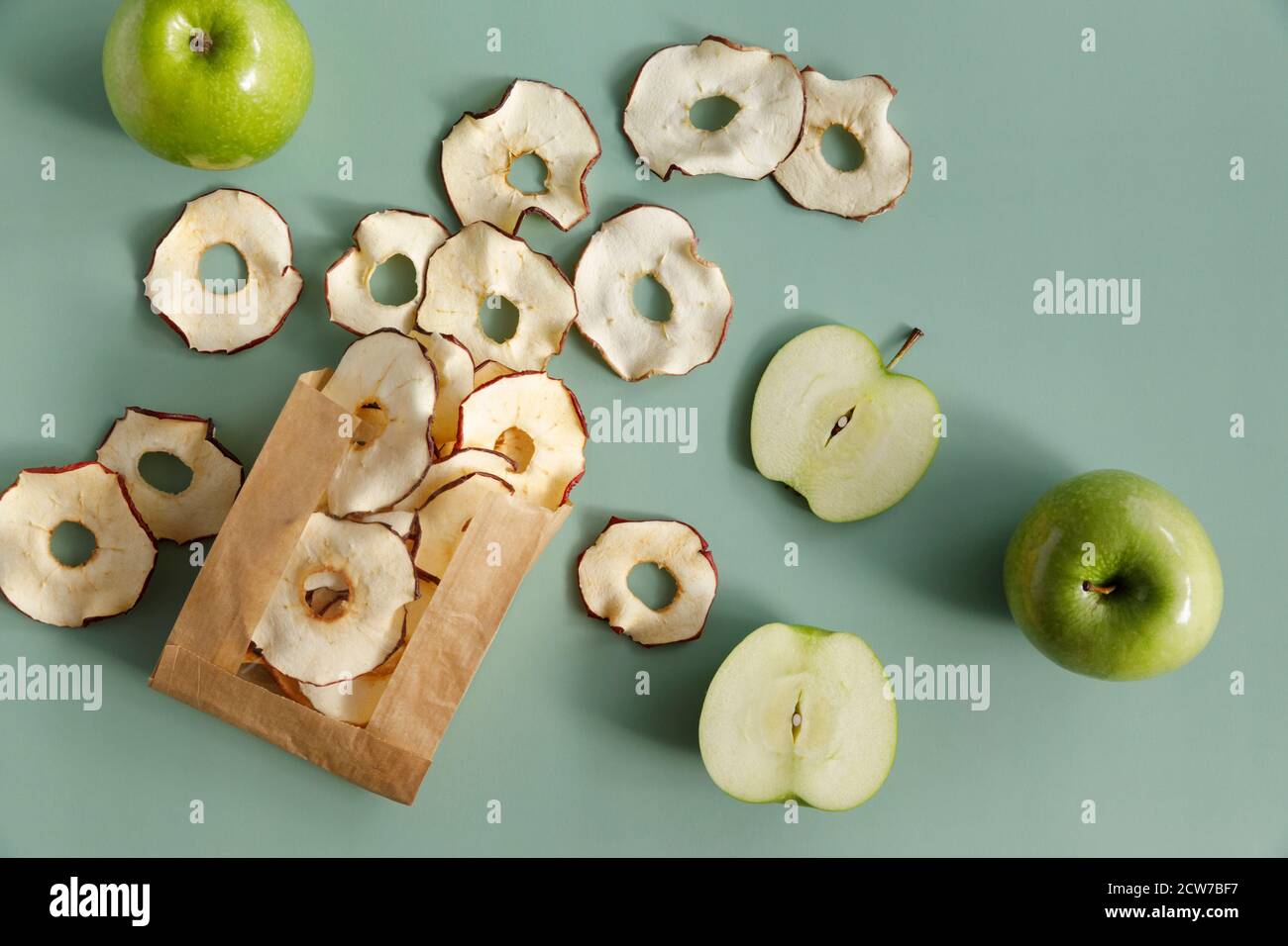 Chips de fruits de pommes. Des collations saines pour les personnes qui mènent un mode de vie sain. Banque D'Images