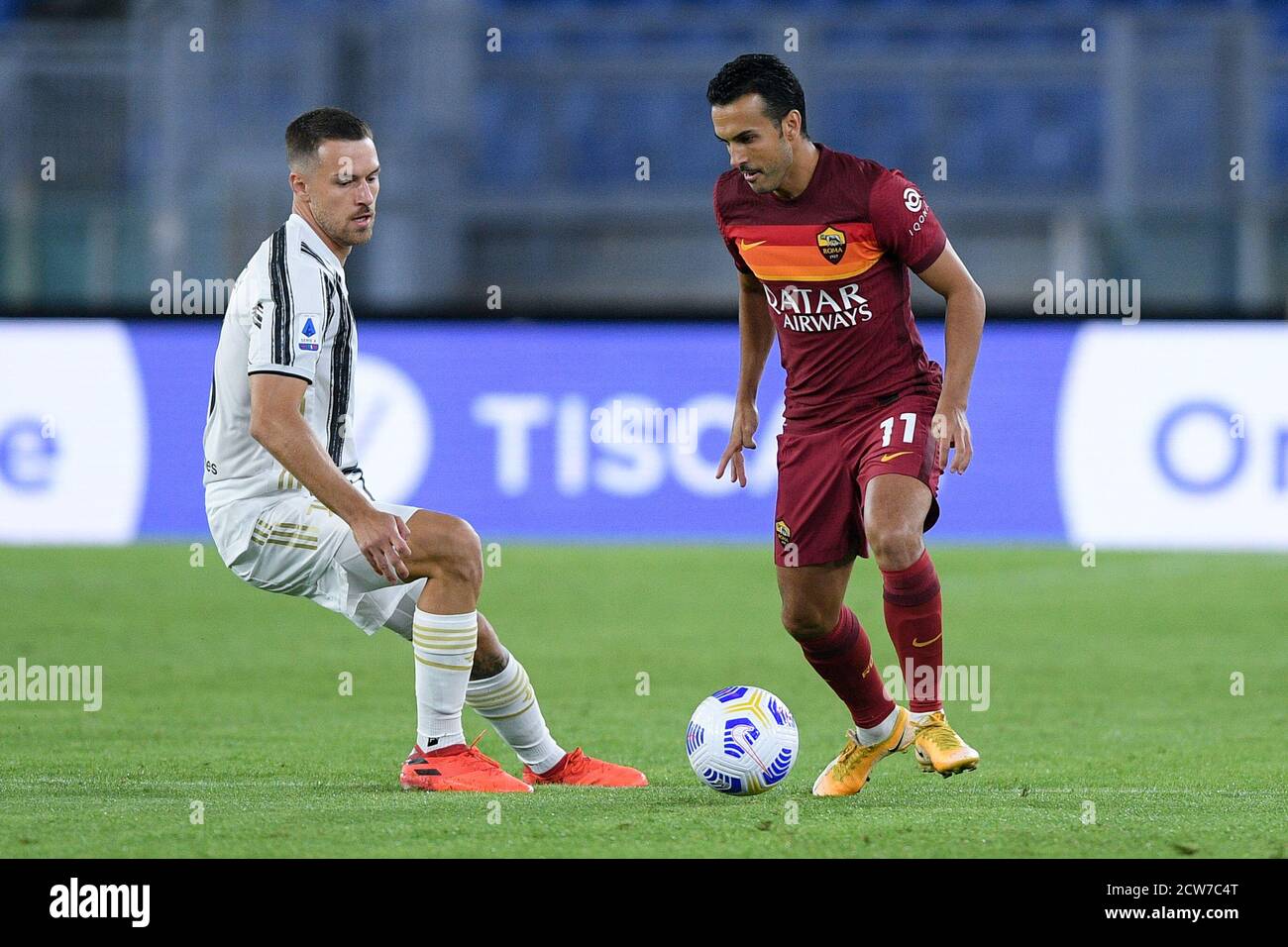 Rome, Italie. 27 septembre 2020. Pedro of AS Roma et Aaron Ramsey de Juventus FC pendant la série UN match entre Roma et Juventus au Stadio Olimpico, Rome, Italie, le 27 septembre 2020. Photo de Giuseppe Maffia. Crédit : UK Sports pics Ltd/Alay Live News Banque D'Images