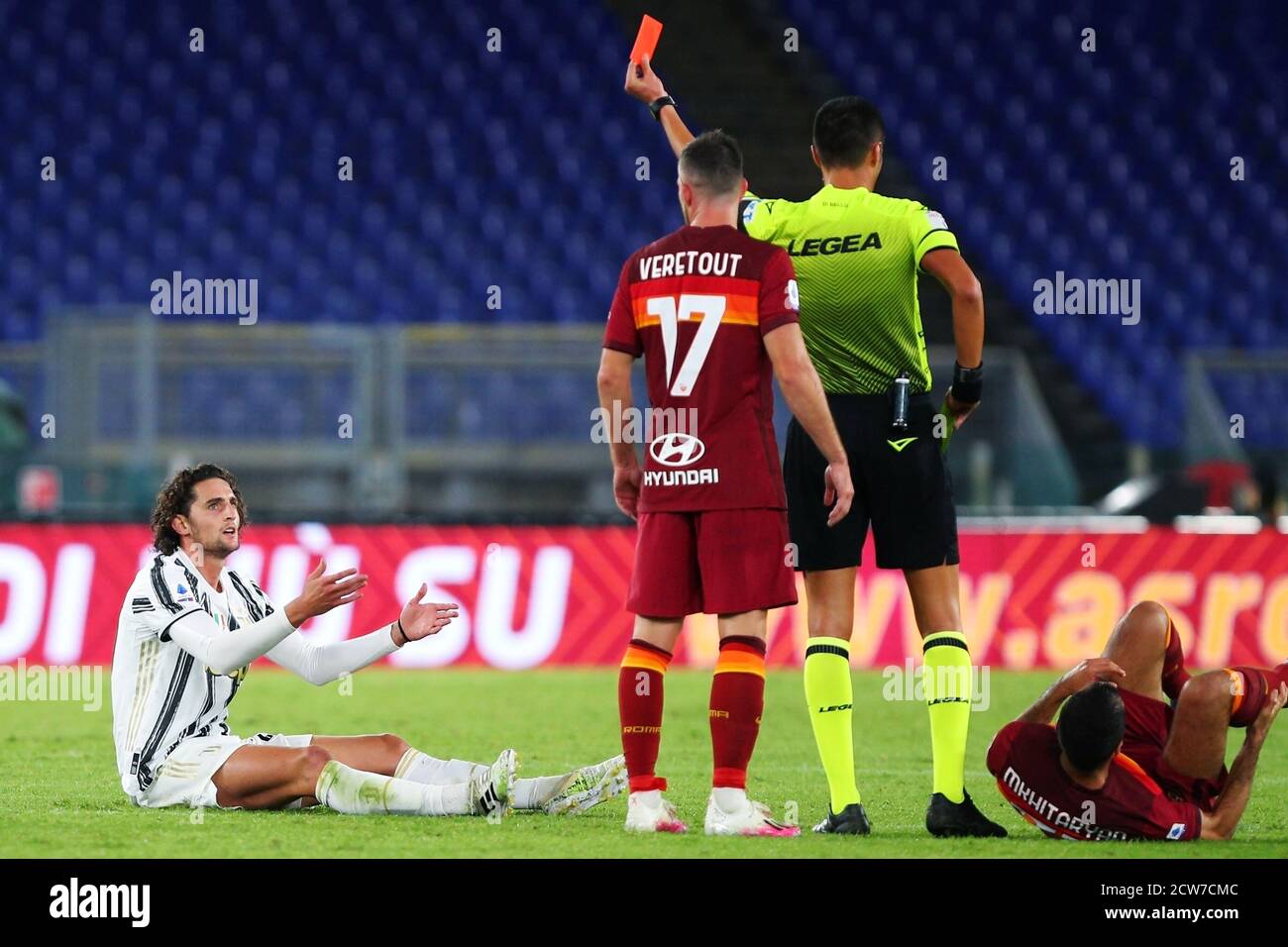 L'arbitre Marco Di Bello montre le carton rouge à Adrien Rabiot De Juventus  pendant le championnat italien Serie UN match de football Entre COMME Roma  et Juventus Photo Stock - Alamy