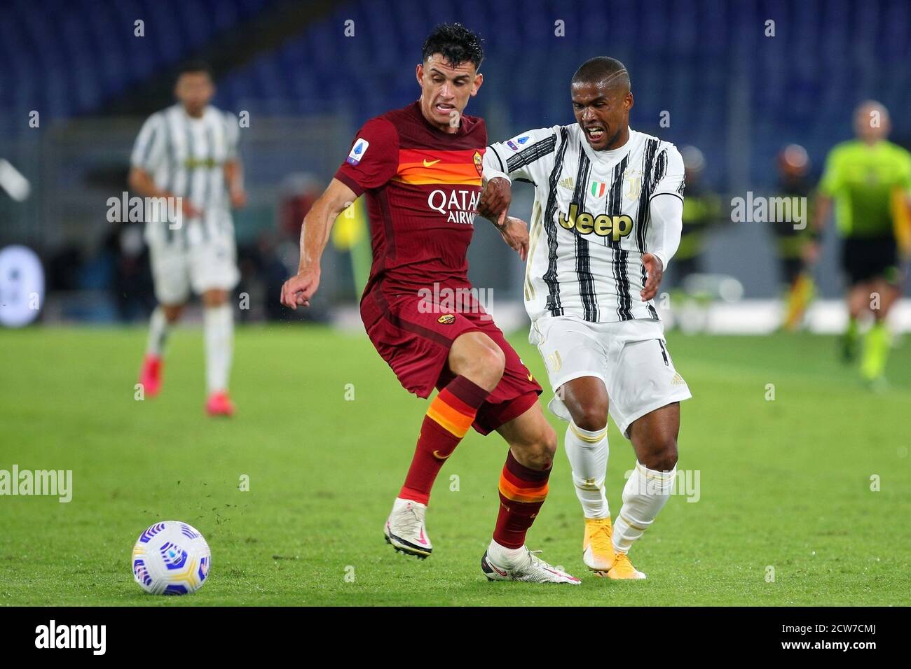 Roger Ibanez de Roma (L) vies pour le ballon avec Douglas Costa de Juventus (R) pendant le championnat italien Serie Un match de football entre AS Roma a Banque D'Images