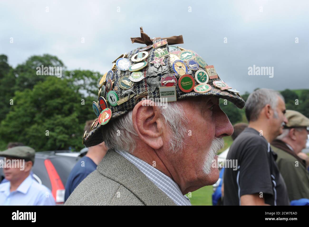 Rydal Hound Show 15.08.13 Gwynros Jones avec chapeau couvert badges Banque D'Images