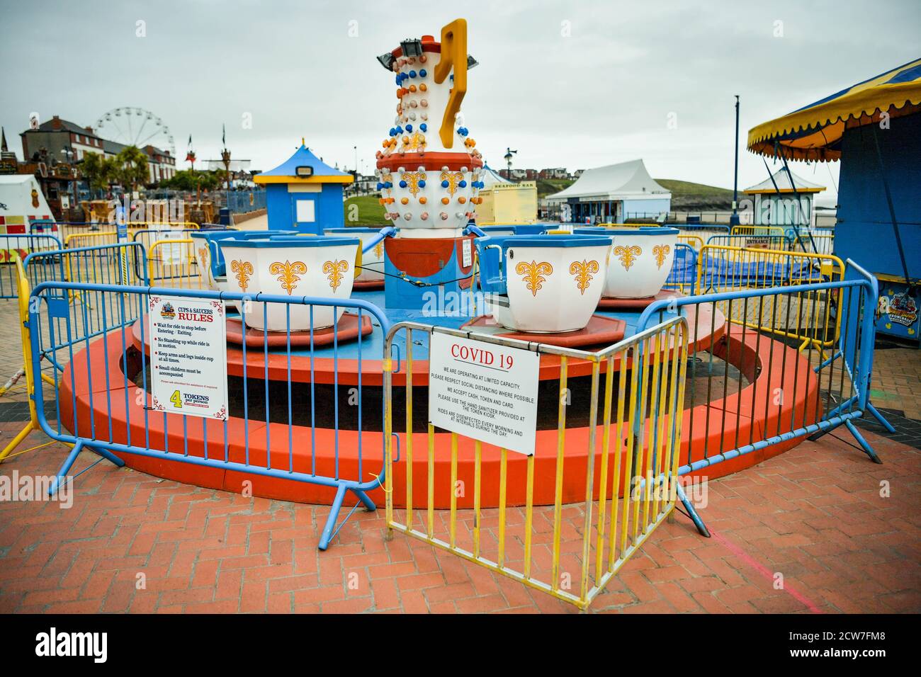 Des manèges vides au parc des expositions de Barry Island, dans la vallée de Glamourgan, après que le gouvernement gallois ait placé trois autres régions du pays de Galles dans un isolement local. Banque D'Images