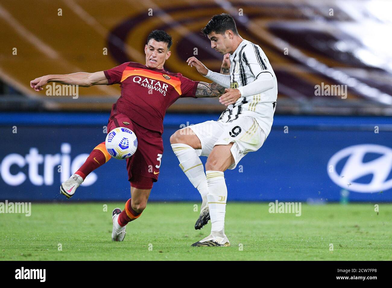 Aaron Ramsey de Juventus FC est défié par Roger Ibanez d'AS Roma lors de la série UN match entre Roma et Juventus au Stadio Olimpico, Rome, Italie, le 27 septembre 2020. Photo de Giuseppe Maffia. Banque D'Images