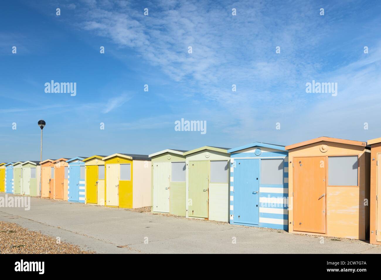 Des cabanes de plage colorées sur la plage de Seaford. Seaford, East Sussex, Angleterre, Royaume-Uni Banque D'Images