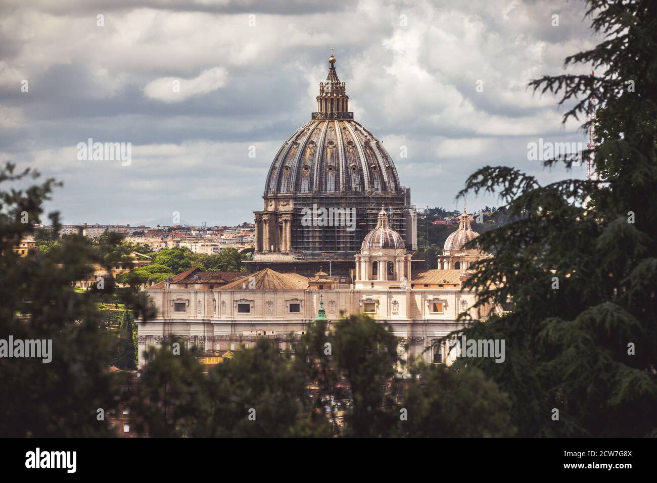 Dôme de Saint-Pierre dans la Cité du Vatican à Rome en Italie. Travaux de rénovation dans la cathédrale avec échafaudage. Banque D'Images