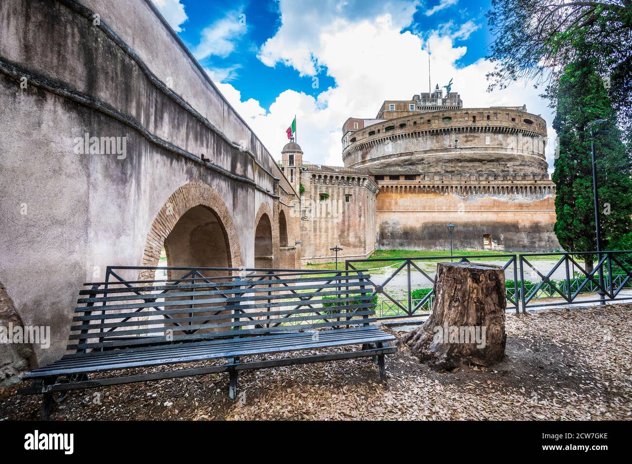 Le mausolée d'Hadrien, généralement connu sous le nom de Castel Sant Angelo (en anglais : Château du Saint Ange). Bâtiment cylindrique imposant à Parco Adriano, ROM Banque D'Images