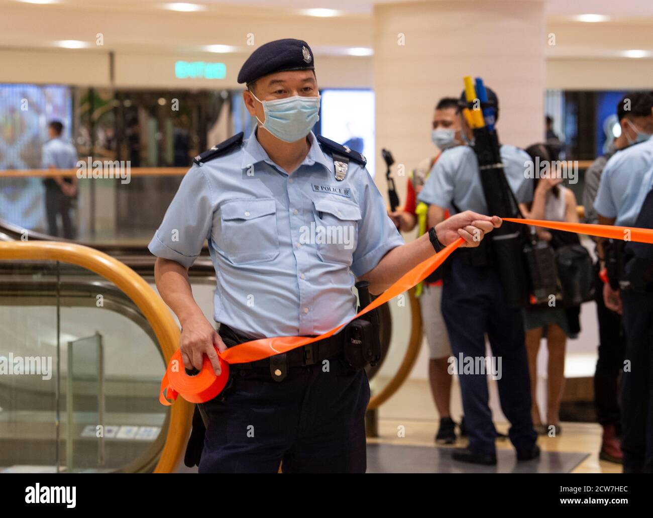 Hong Kong, Hong Kong, Chine. 31 mai 2020. La police entre dans le centre commercial et de commencer l'arrêt et les recherches.à l'occasion du 6ème anniversaire du mouvement Parapluie, seul un très petit nombre de personnes ont choisi de protester. L'introduction de la loi sur la sécurité nationale a créé une atmosphère de peur réduisant les activités de protestation.ceux qui souhaitent protester se sont rassemblés dans le Pacific place Mall plutôt que par les bureaux du gouvernement à Admiralty.la police arrive et kettle Press et les acheteurs menant à des arrestations. Crédit : Jayne Russell/ZUMA Wire/Alay Live News Banque D'Images