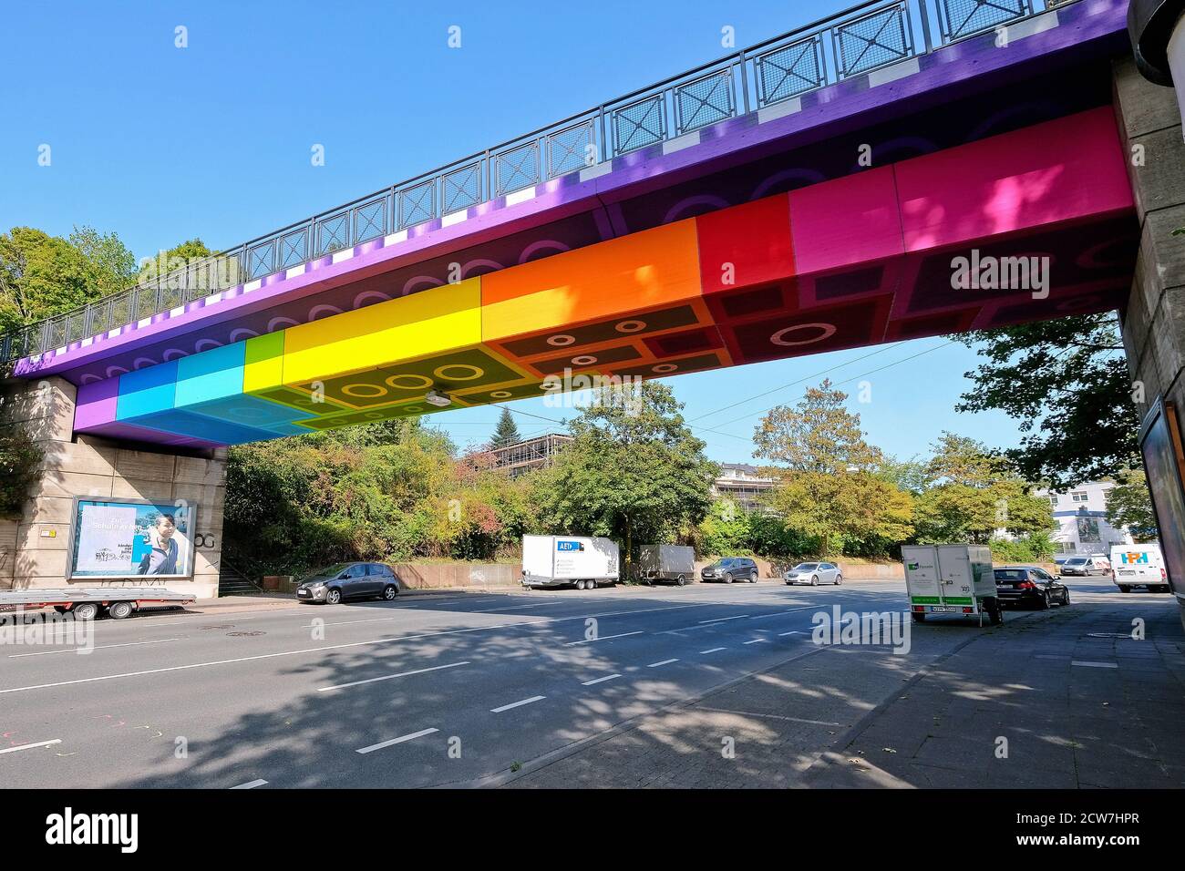 Le pont Lego Bridge 2.0 ou Rainbow Bridge est un pont en béton qui surplombe Wuppertal-Langerfeld. Développé par l'artiste de graffiti et de streetart Martin Heuwold Banque D'Images