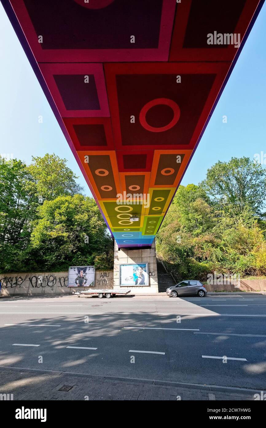 Le pont Lego Bridge 2.0 ou Rainbow Bridge est un pont en béton qui surplombe Wuppertal-Langerfeld. Développé par l'artiste de graffiti et de streetart Martin Heuwold Banque D'Images