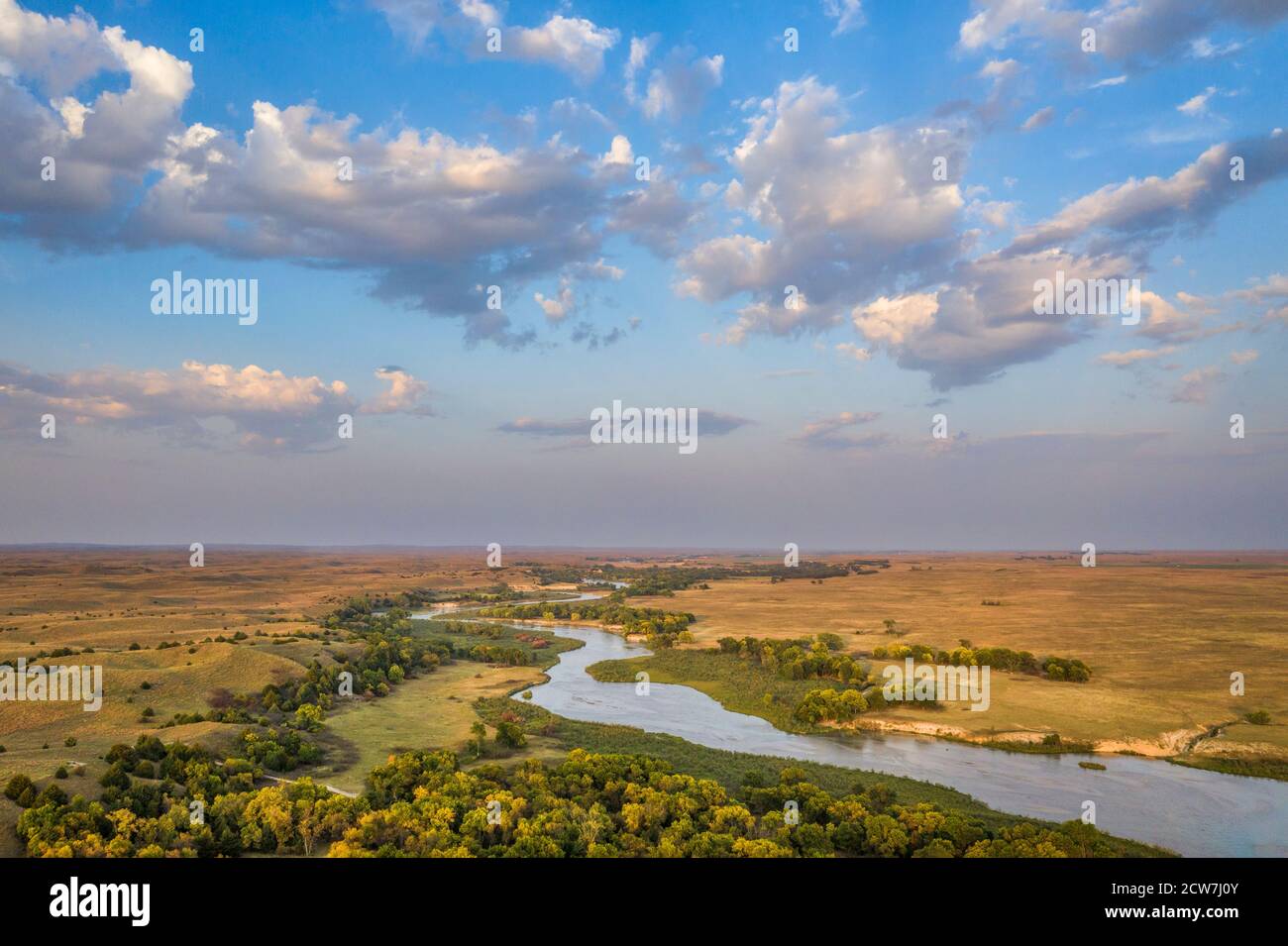 Rivière sombre peu profonde et large qui traverse les dunes du Nebraska dans la forêt nationale du Nebraska, vue aérienne des paysages de l'après-midi au début de l'automne Banque D'Images