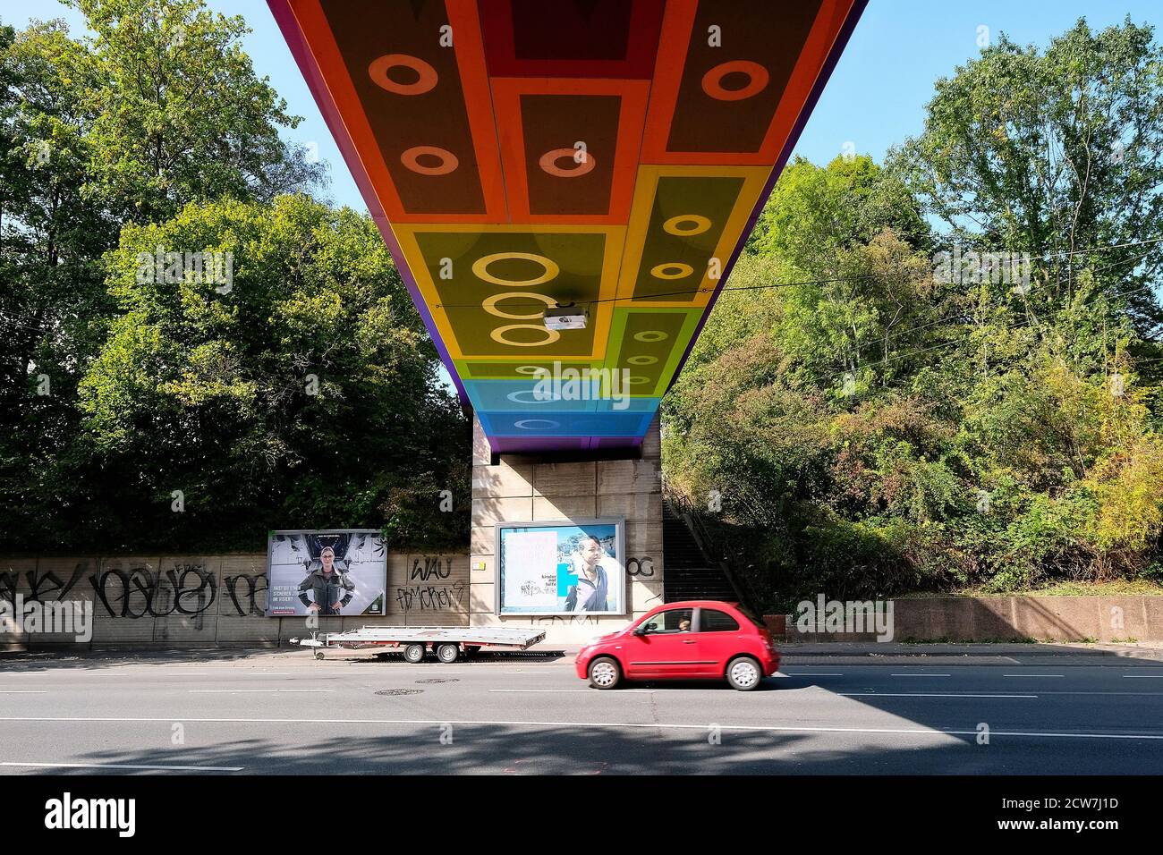 Le pont Lego Bridge 2.0 ou Rainbow Bridge est un pont en béton qui surplombe Wuppertal-Langerfeld. Développé par l'artiste de graffiti et de streetart Martin Heuwold Banque D'Images