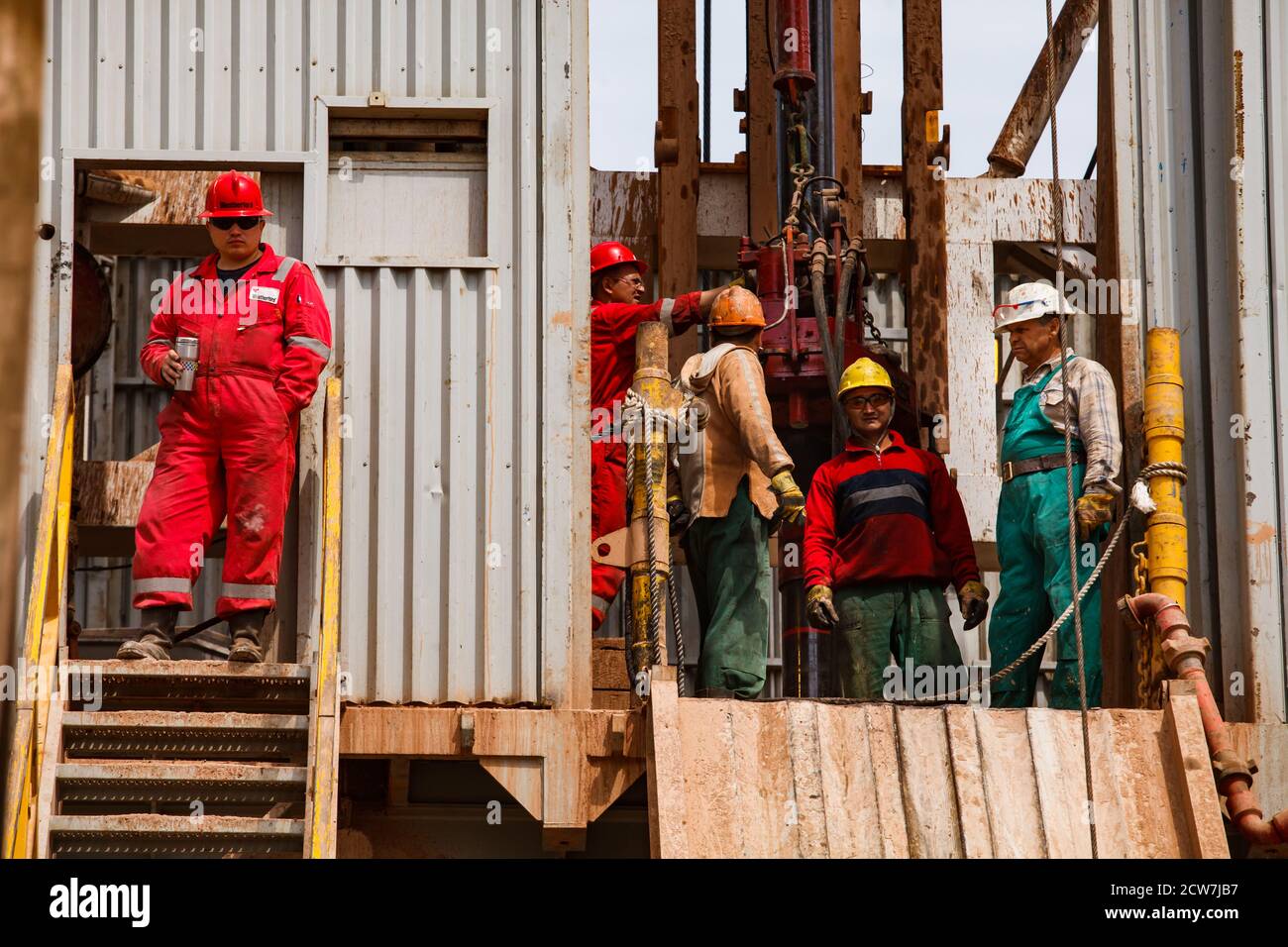 Gisement de pétrole de Zhaik-Munai, Kazakhstan. Les travailleurs qui se reposent et qui parlent sur un engin de forage pétrolier. Banque D'Images