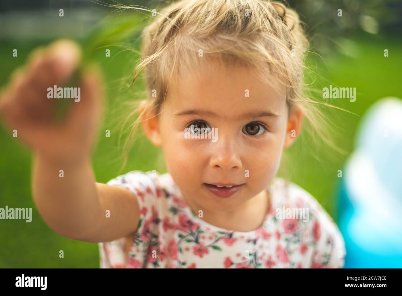 Portrait de très doux petit enfant avec de grands yeux. bébé fille de 2-3 ans. Banque D'Images