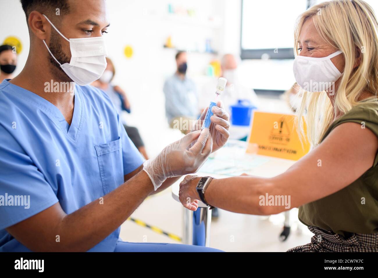 Femme avec masque de visage se vaccine, coronavirus, covid-19 et concept de vaccination. Banque D'Images
