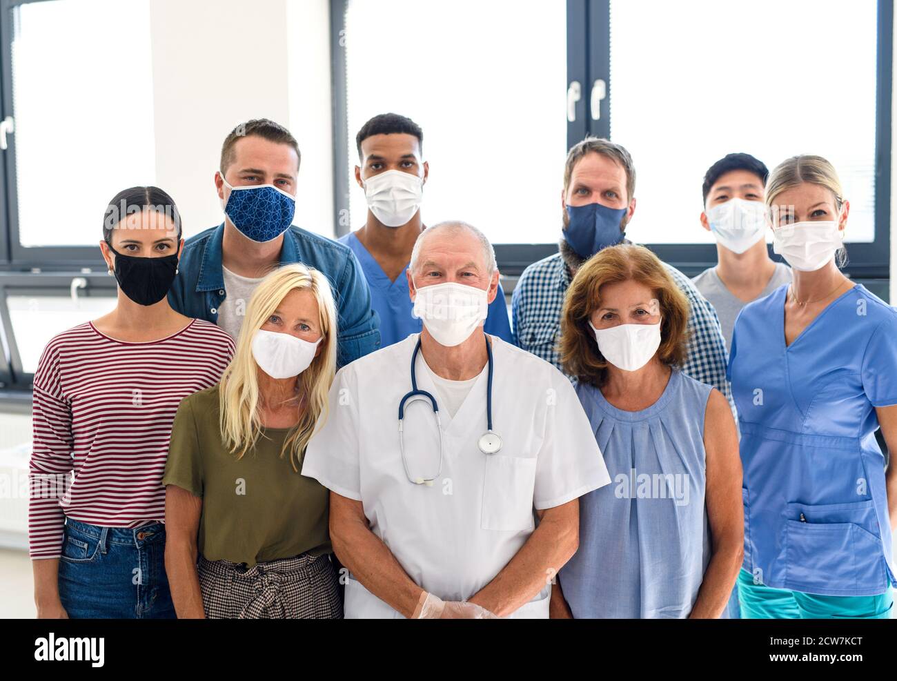 Portrait du médecin et des personnes avec des masques faciaux, coronavirus, covid-19 et concept de vaccination. Banque D'Images