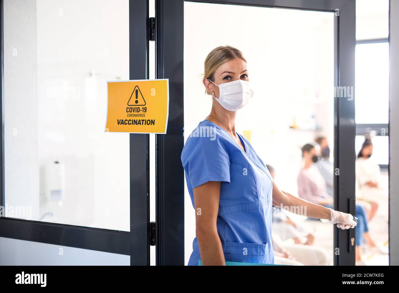 Portrait d'une infirmière avec masque facial, coronavirus, covid-19 et concept de vaccination. Banque D'Images
