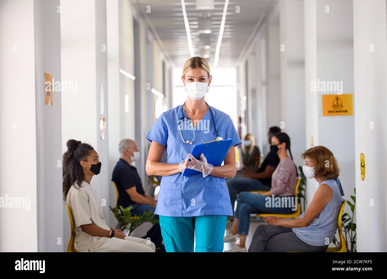 Portrait de l'infirmière et des patients avec masques faciaux, coronavirus, covid-19 et concept de vaccination. Banque D'Images