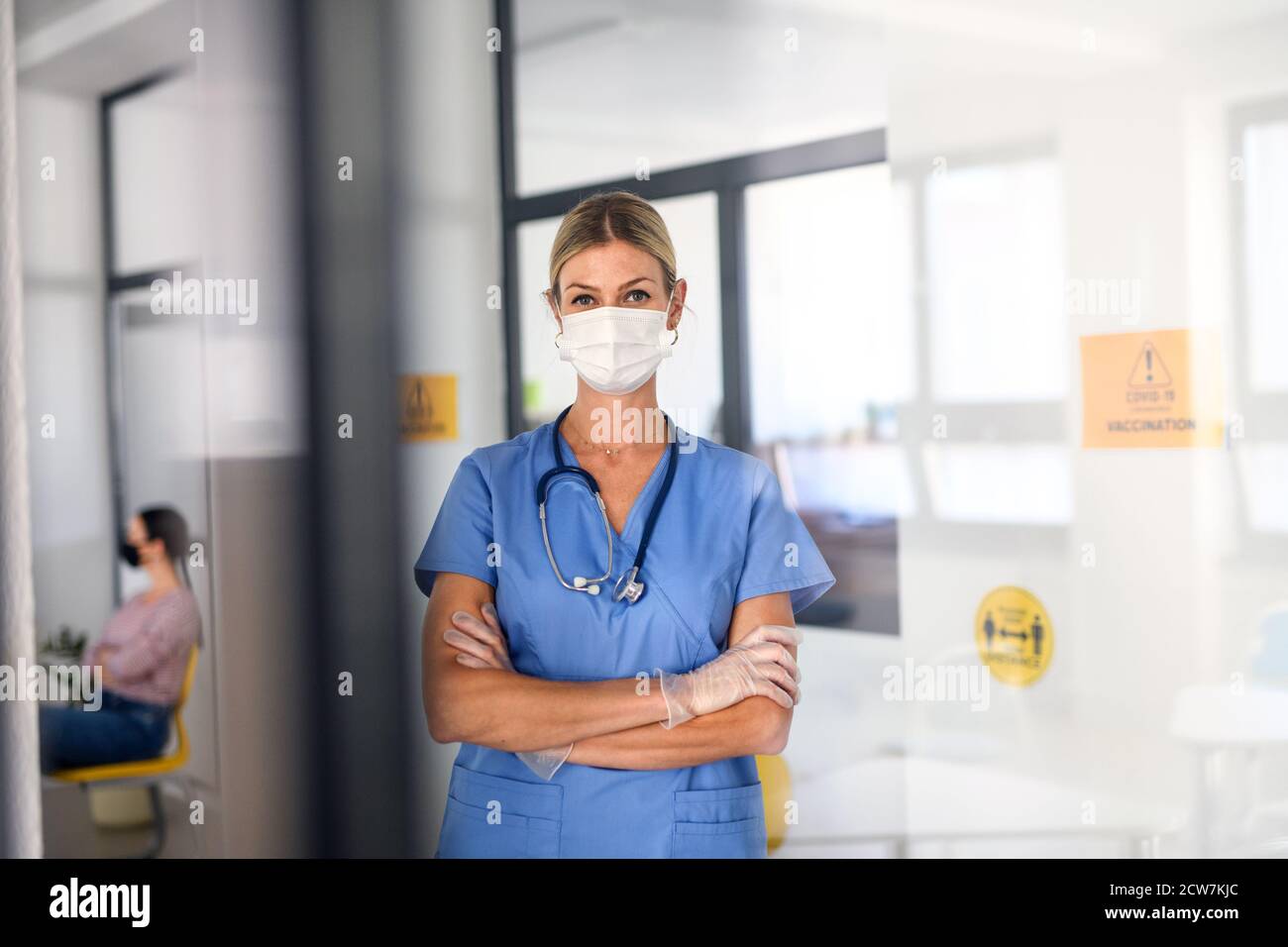 Portrait d'une infirmière avec masque facial, coronavirus, covid-19 et concept de vaccination. Banque D'Images