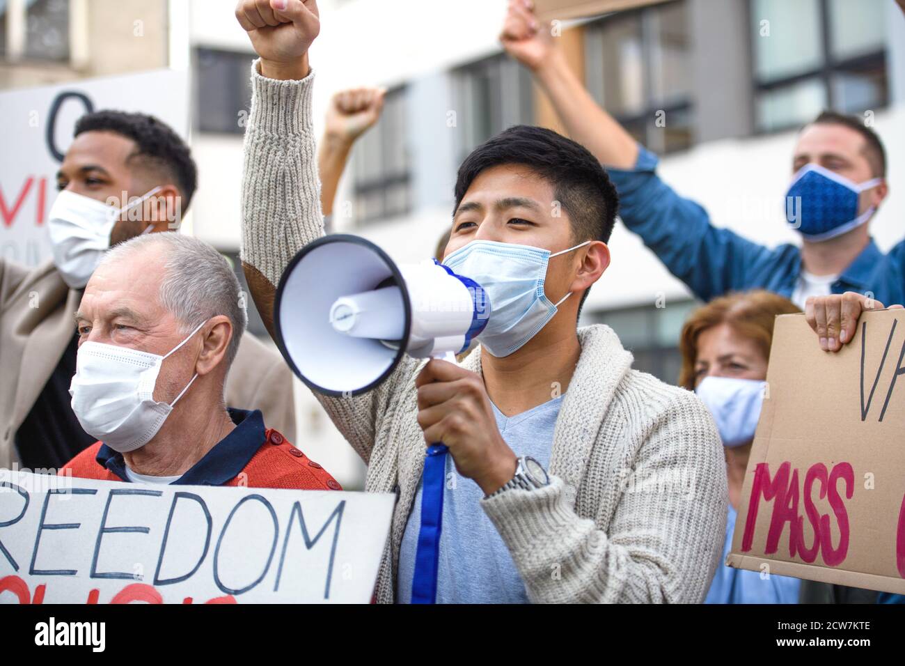 Personnes avec des pancartes et des affiches sur la démonstration publique, pas de concept de vaccin Covid. Banque D'Images