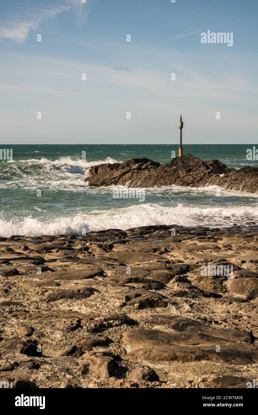 Portrait de Barrel Rock à la fin du brise-lames de Bude avec des vagues de l'Atlantique qui s'écrasant contre les rochers. Banque D'Images